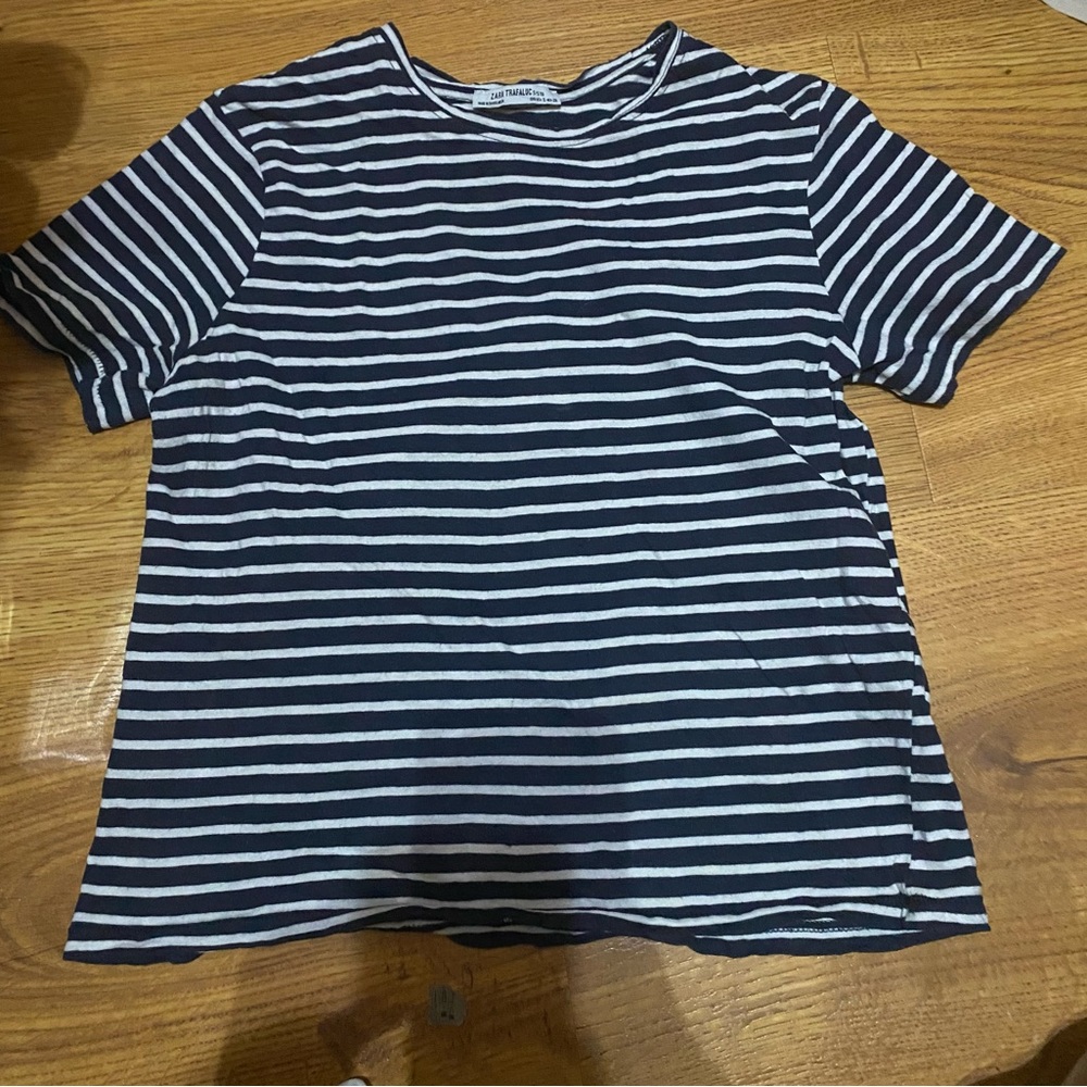 Zara, short sleeve shirt. 100% cotton. Small. No visible stain.